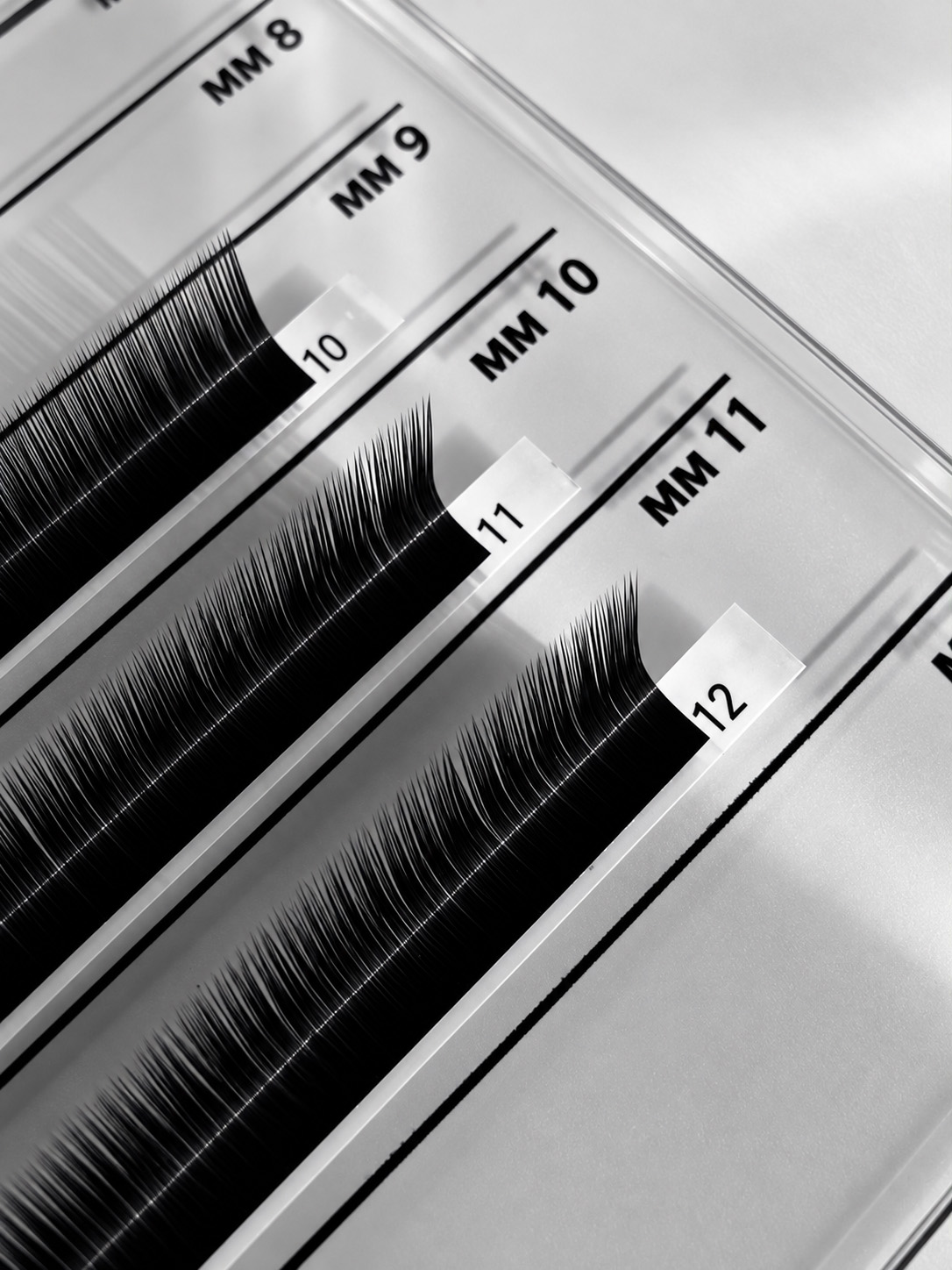 Melnu skropstu lentes dažādā garumā paletē ar atzīmēm 9, 10 un 11 mm