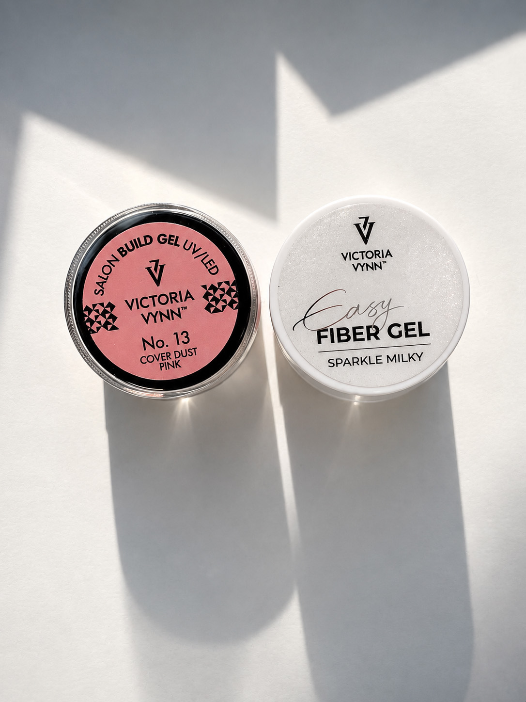 Victoria Vynn burciņas: Salon Build Gel No. 13 un Easy Fiber Gel Sparkle Milky