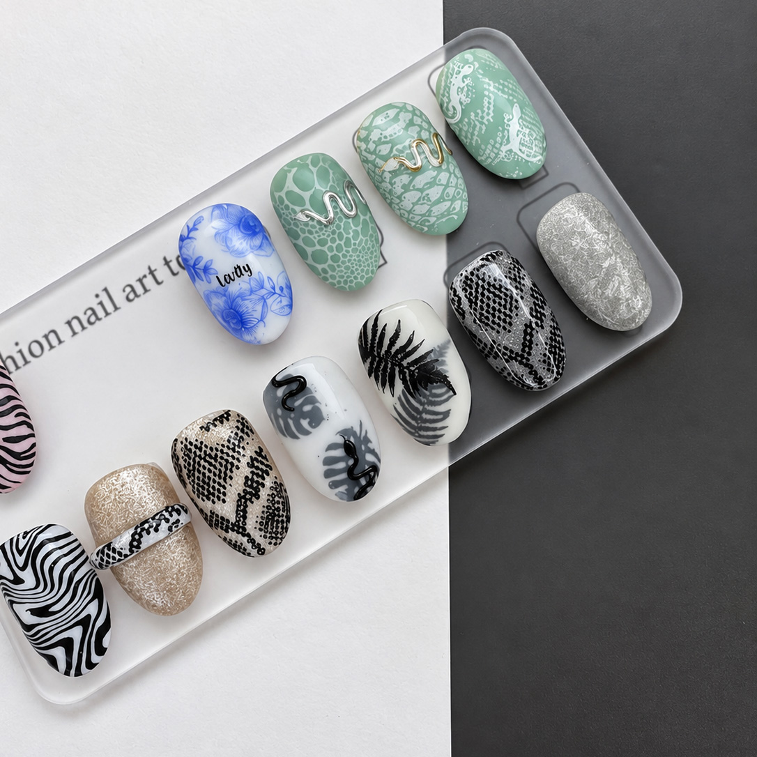 Dizaina paraugi uz caurspīdīga planšeta: štancēšana, augu un čūskas raksti, zebra